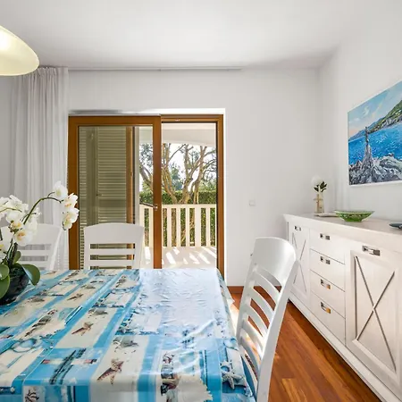 Σπίτι διακοπών 4 Bedroom Cozy In *