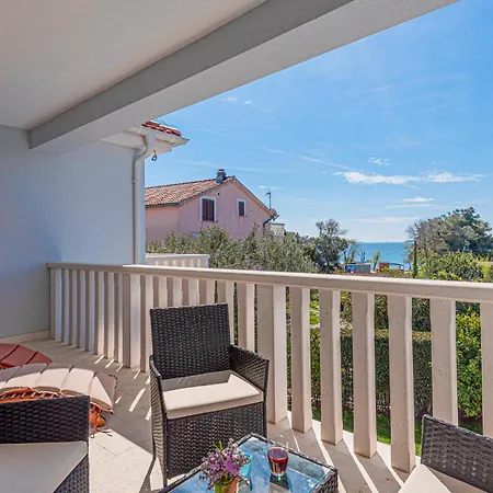 4 Bedroom Cozy In Nyaraló *