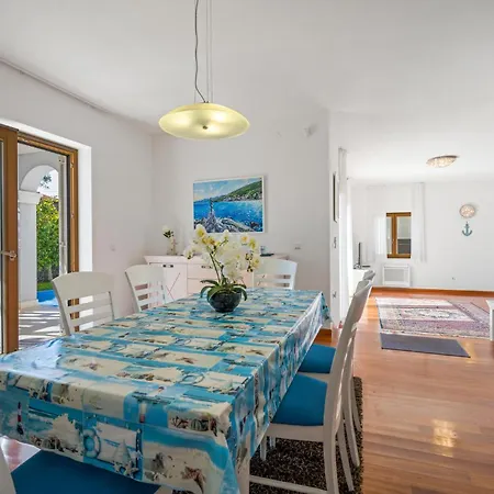 Nyaraló 4 Bedroom Cozy In *