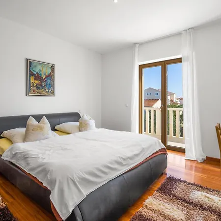 4 Bedroom Cozy In Vodice