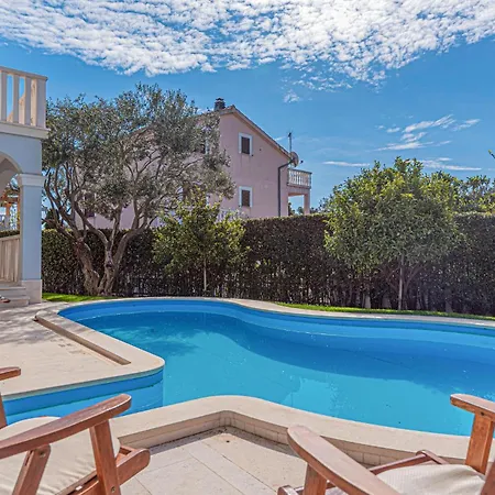 4 Bedroom Cozy In Nyaraló