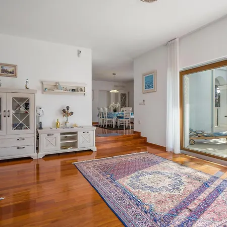 4 Bedroom Cozy In *