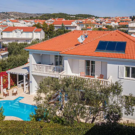 Nyaraló 4 Bedroom Cozy In *