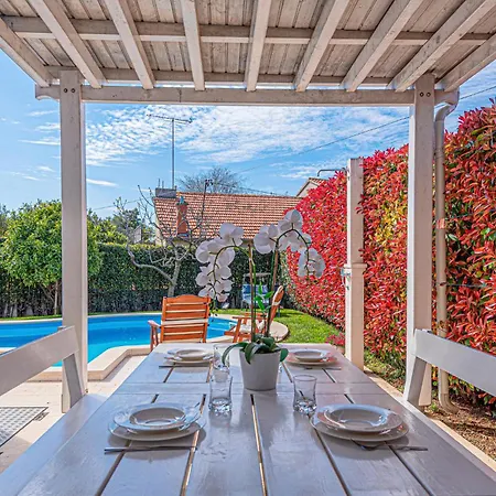 4 Bedroom Cozy In Βόντιτσε