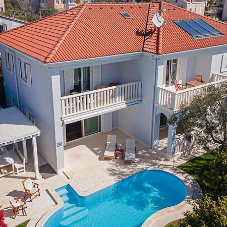 4 Bedroom Cozy In Nyaraló *