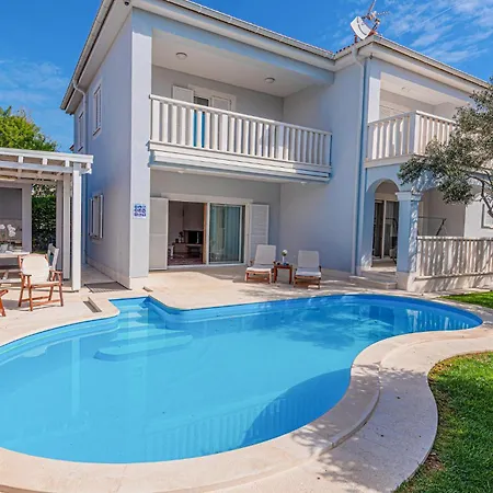 4 Bedroom Cozy In Holiday home *